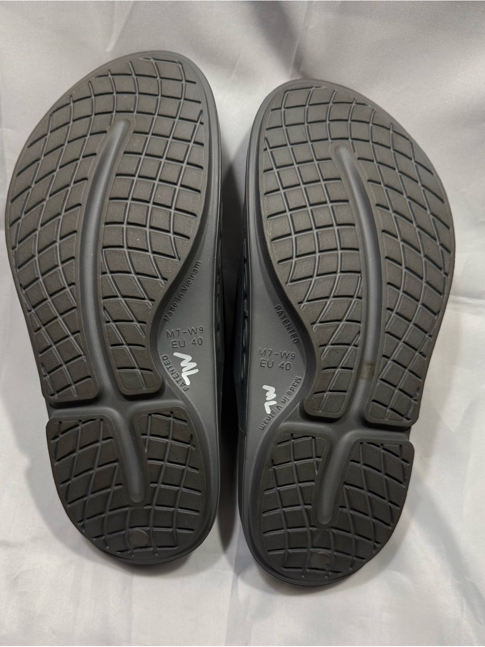 OOFOS Gray Slide Unisex Women’s size 9 - Men’s size 7 - Picture 4 of 4
